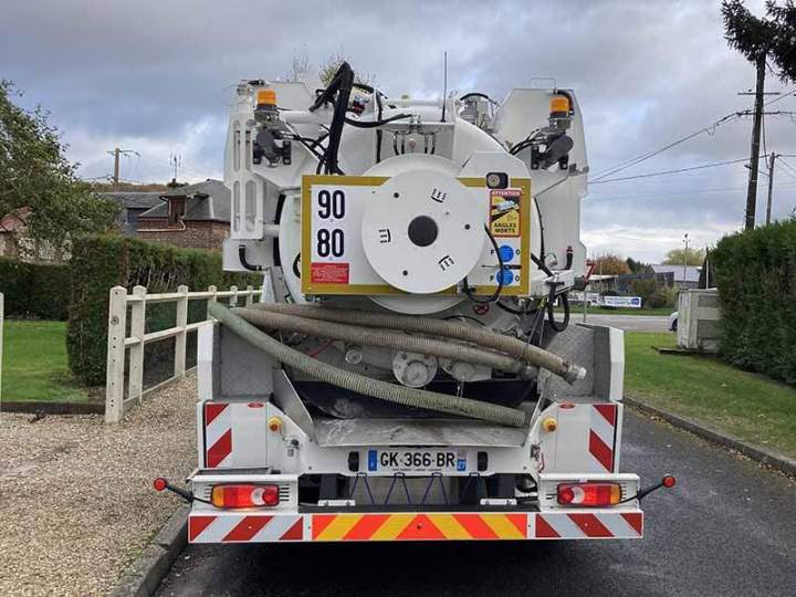 Camion de curage de fosses septiques Touffreville